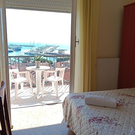 Hotel Robinia Империя Экстерьер фото