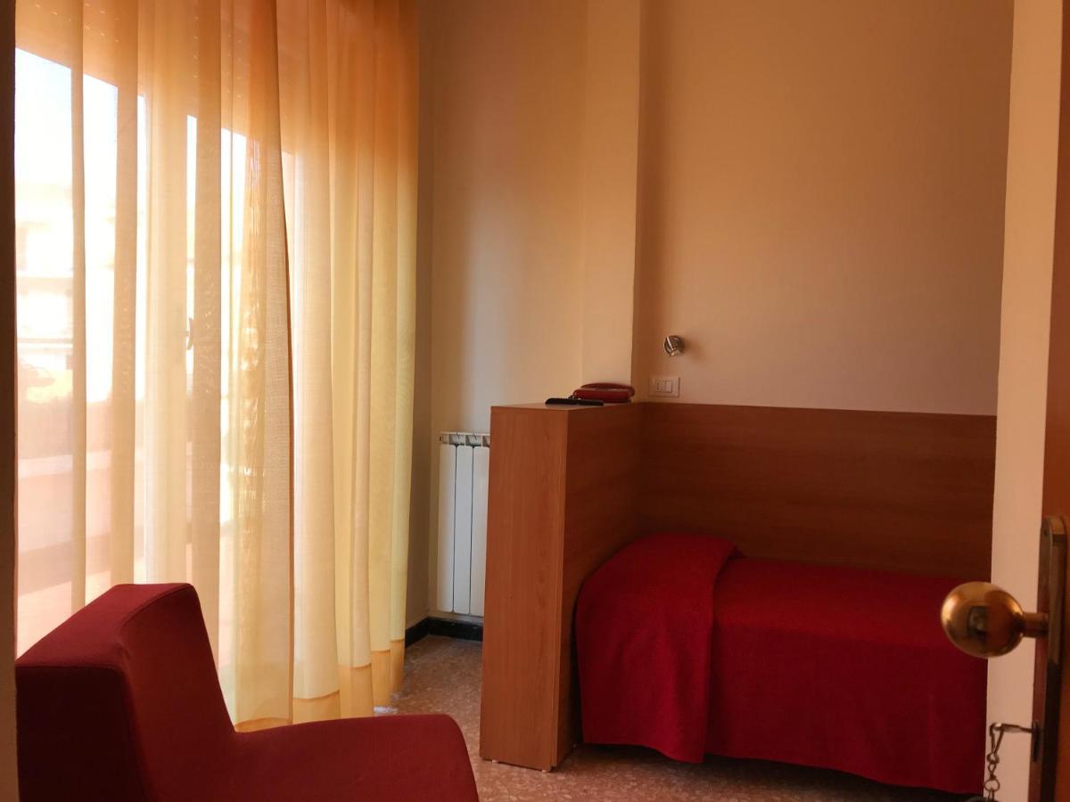 Hotel Robinia Империя Экстерьер фото
