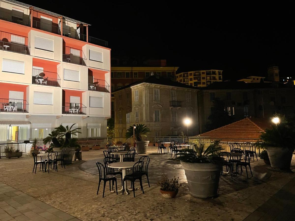 Hotel Robinia Империя Экстерьер фото