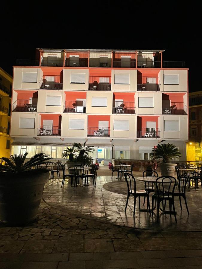 Hotel Robinia Империя Экстерьер фото