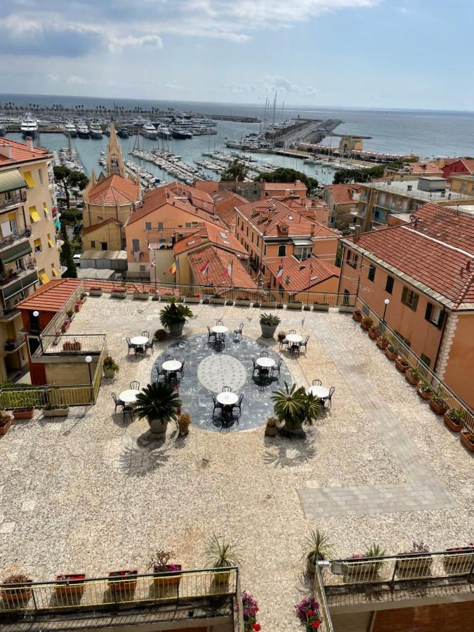Hotel Robinia Империя Экстерьер фото