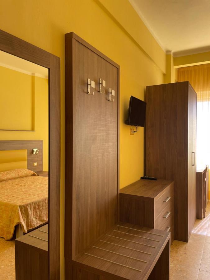 Hotel Robinia Империя Экстерьер фото