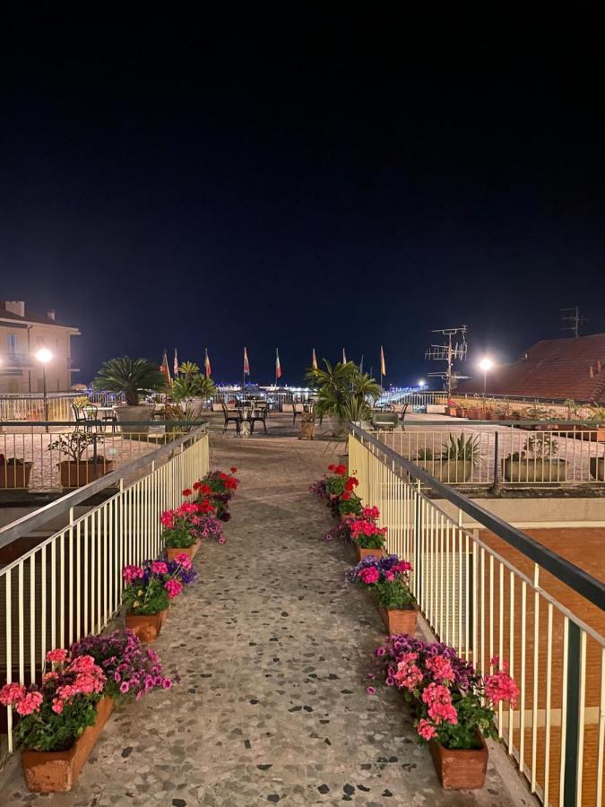 Hotel Robinia Империя Экстерьер фото
