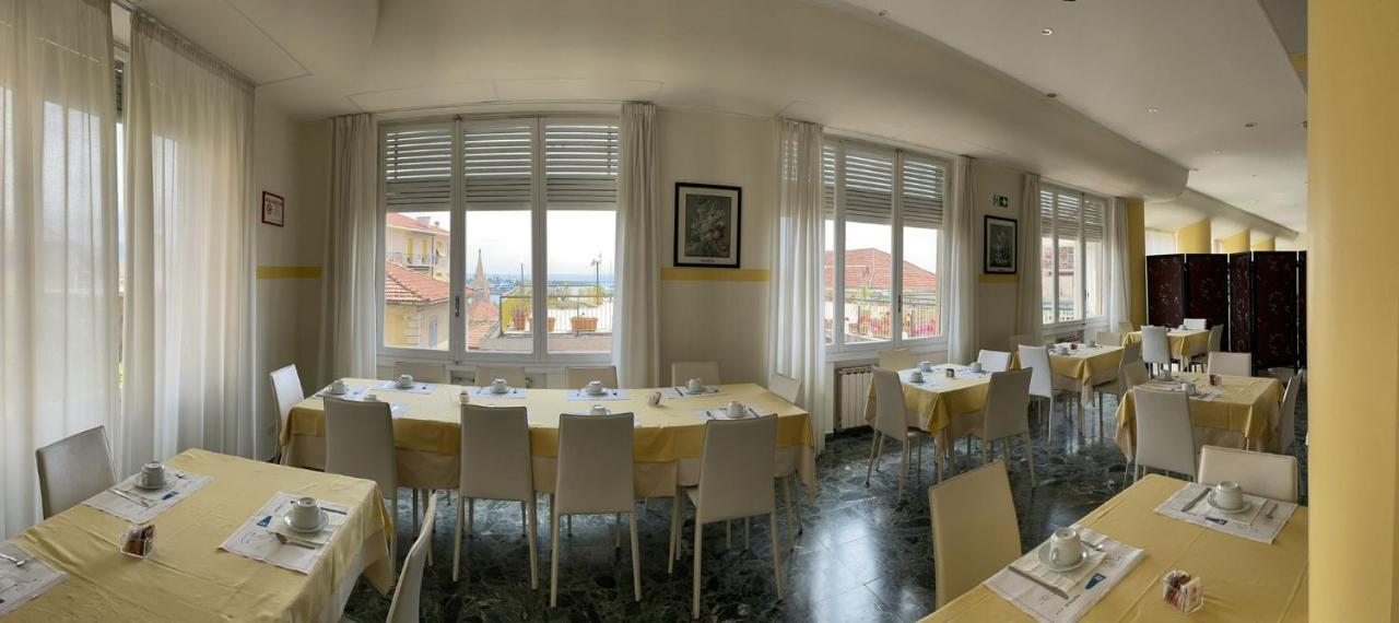 Hotel Robinia Империя Экстерьер фото