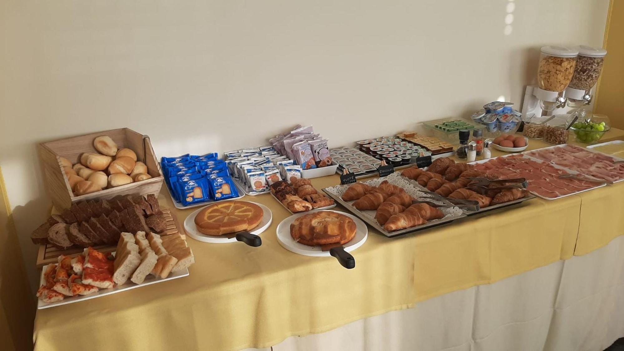 Hotel Robinia Империя Экстерьер фото