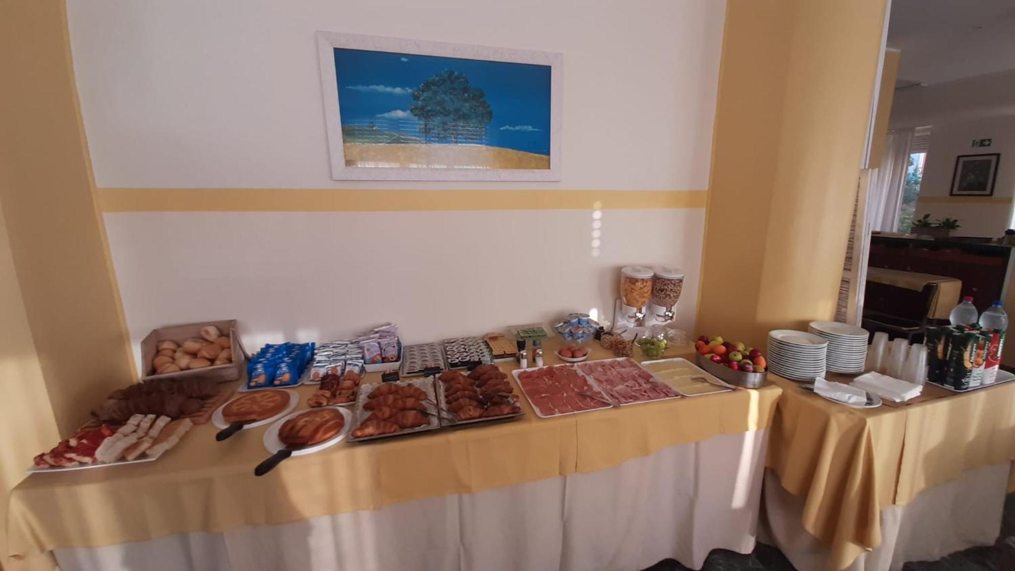 Hotel Robinia Империя Экстерьер фото