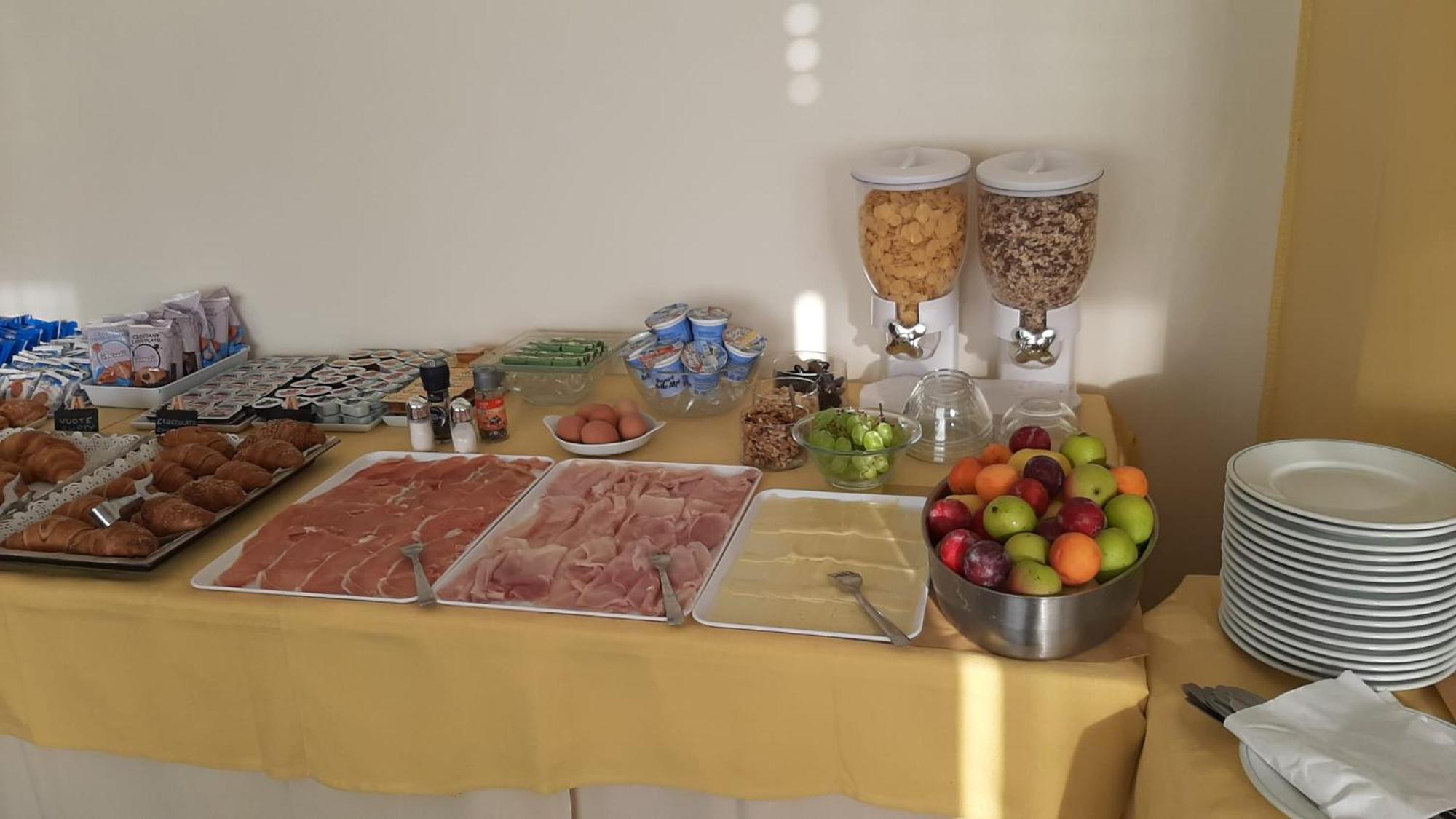 Hotel Robinia Империя Экстерьер фото