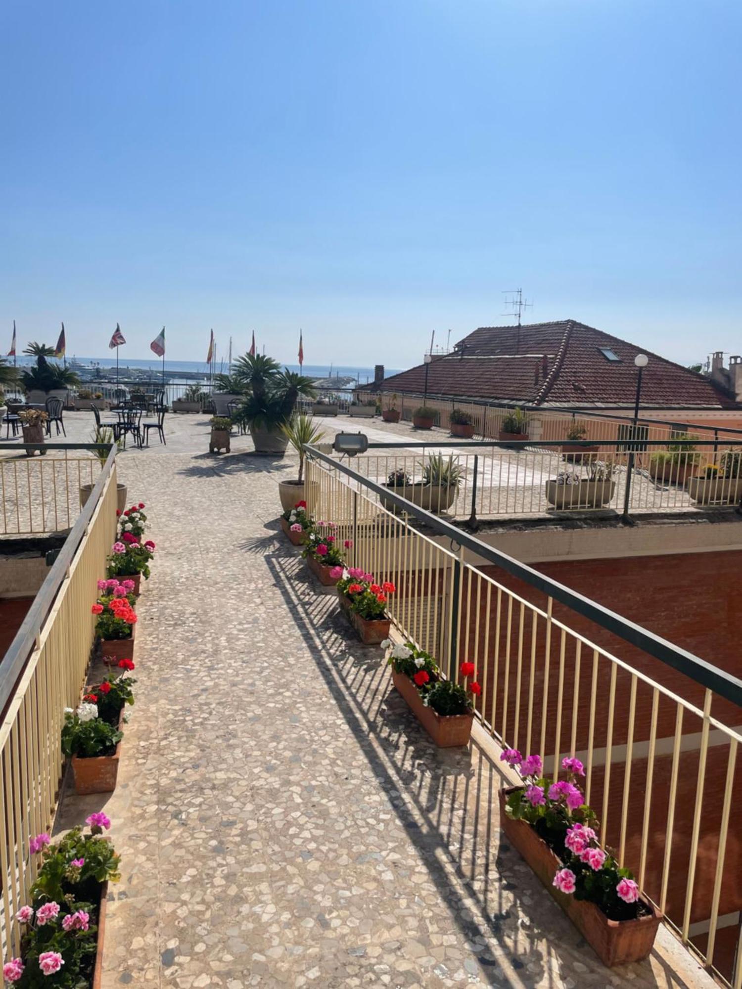 Hotel Robinia Империя Экстерьер фото