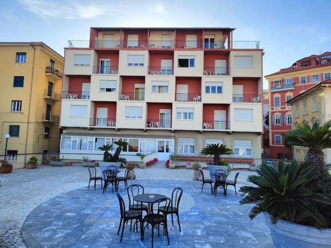 Hotel Robinia Империя Экстерьер фото