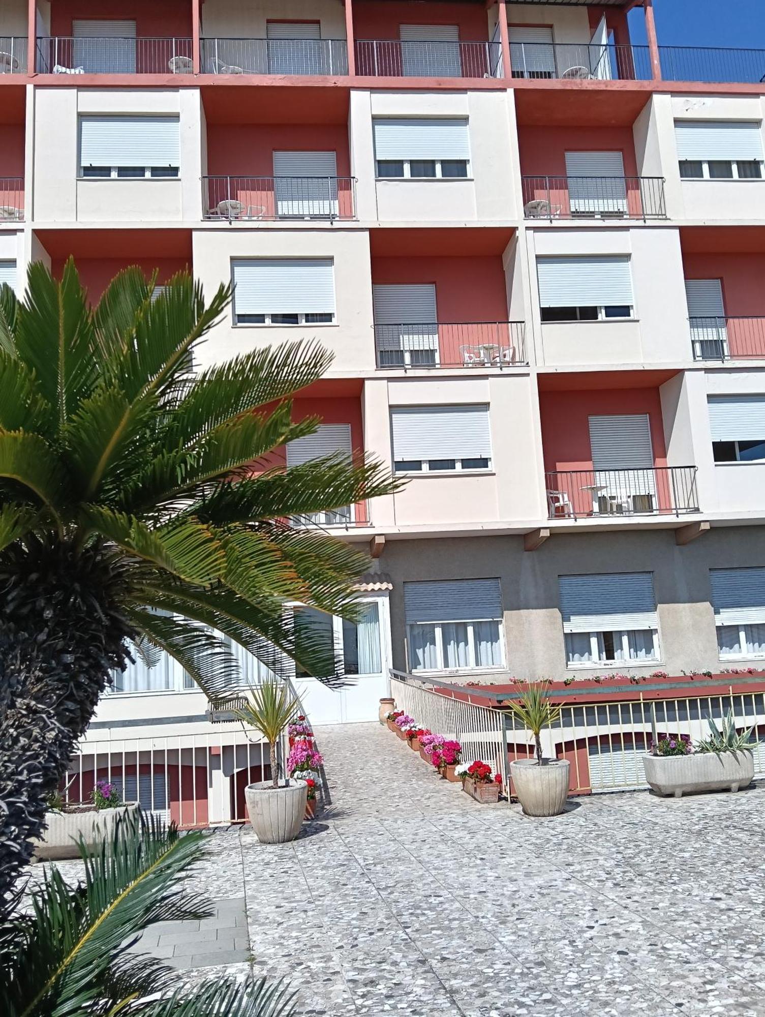 Hotel Robinia Империя Экстерьер фото