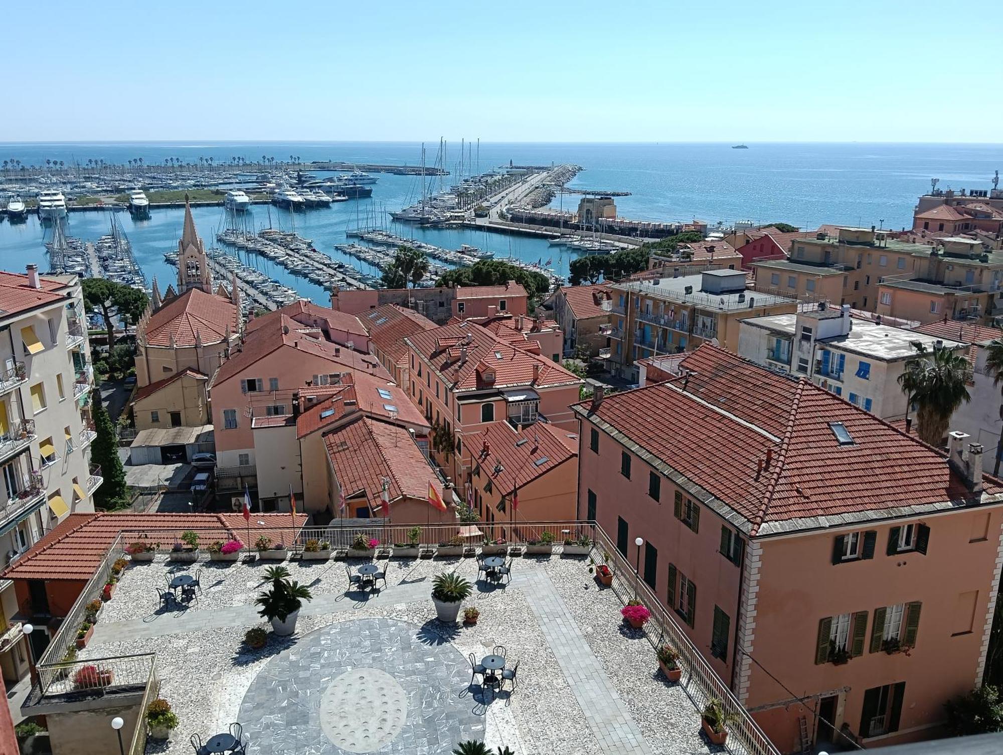 Hotel Robinia Империя Экстерьер фото