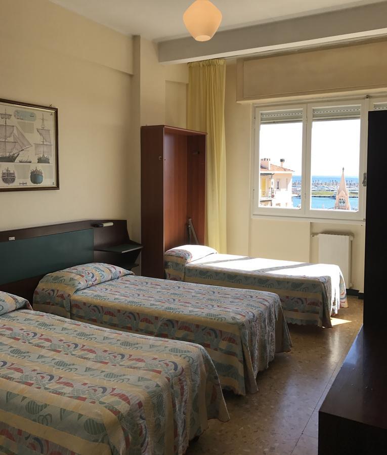 Hotel Robinia Империя Экстерьер фото