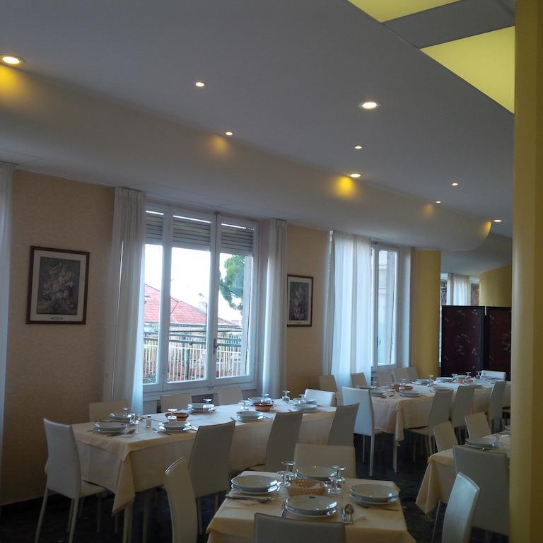 Hotel Robinia Империя Экстерьер фото