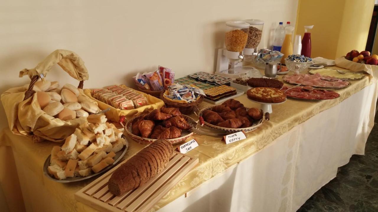 Hotel Robinia Империя Экстерьер фото
