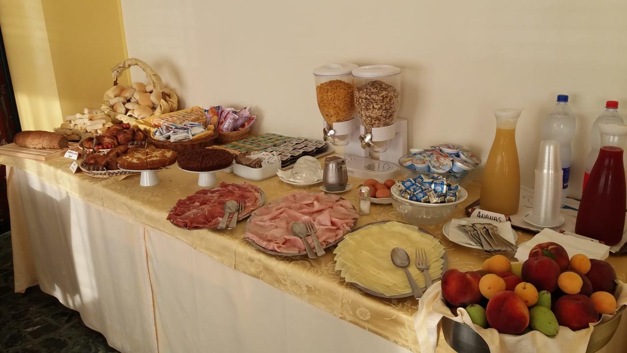Hotel Robinia Империя Экстерьер фото