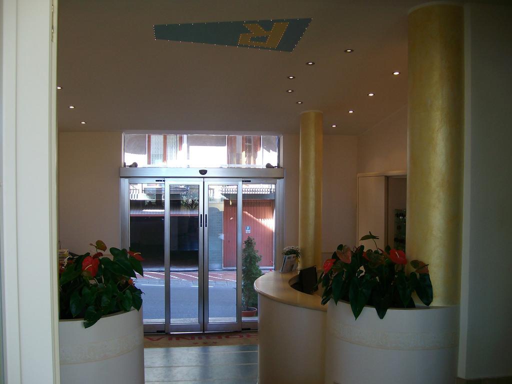 Hotel Robinia Империя Экстерьер фото