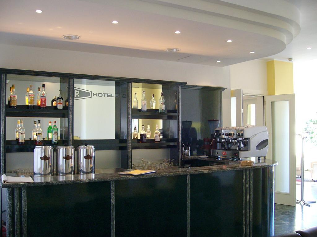 Hotel Robinia Империя Экстерьер фото