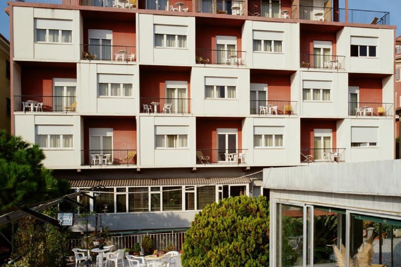 Hotel Robinia Империя Экстерьер фото