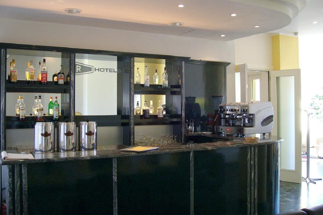 Hotel Robinia Империя Экстерьер фото