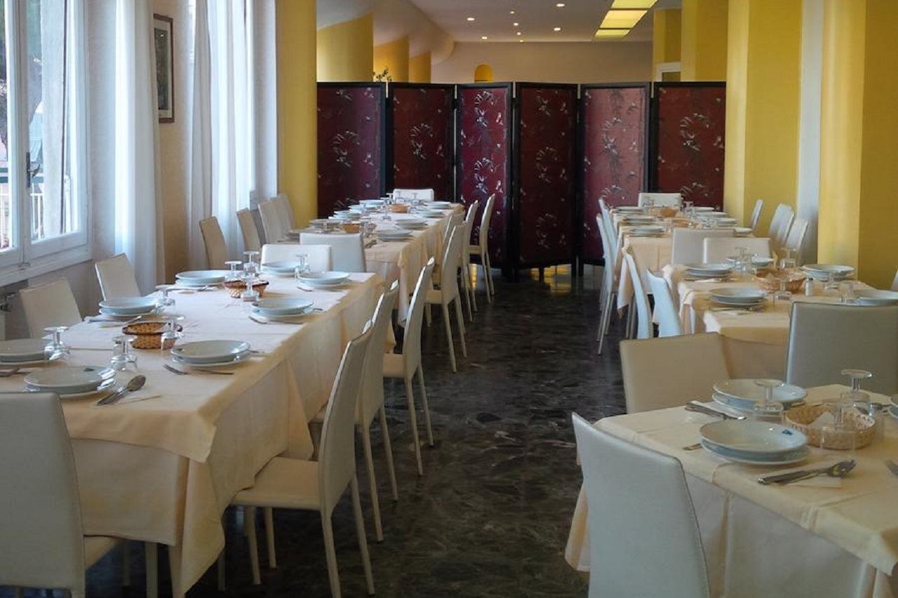 Hotel Robinia Империя Экстерьер фото
