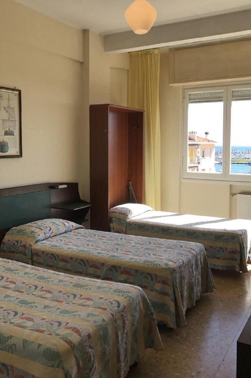 Hotel Robinia Империя Экстерьер фото